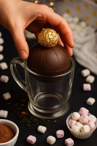 Bombe de chocolat chaud garnie de guimauves vegan – Noisette & Ferrero Rocher – Fizzybomb